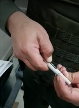 Hurtaban con bolígrafo pistola en Bogotá Al principio se hicieron los locos, pero luego accedieron a una requisa, en la cual les pillaron a uno dos celulares hurtados y una pistola con cartuchos. El compinche fue el que más sorprendió, ya que portaba un bolígrafo pistola, adaptado por el mismo pillo para cometer sus fechorías.