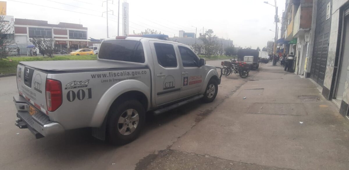 Acabaron con alias 'El Mugre' frente a carnicería en Los Mártires Dos empleados de una carnicería se acercaron ante los patrulleros del CAI Samper Mendoza apenas sosteniéndose de pie; y la sangre de sus delantales no era de ningún vacuno, sino de su propio cuerpo ya que estaban allí rindiendo declaratoria sobre una riña a cuchillo que acababa de dejar un muerto en la Calle 22 con Carrera 23.