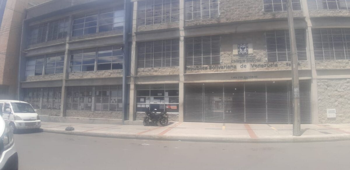 Riña de estudiantes con arma blanca dejó un herido en Los Mártires Los hechos, que se presentaron en el barrio Samper Mendoza de la localidad de Los Mártires, tienen consternados a los ciudadanos, pues un testigo le relató a Q'HUBO que el joven fue "agredido por más de dos estudiantes" y que fue de un momento a otro que lo apuñalaron.