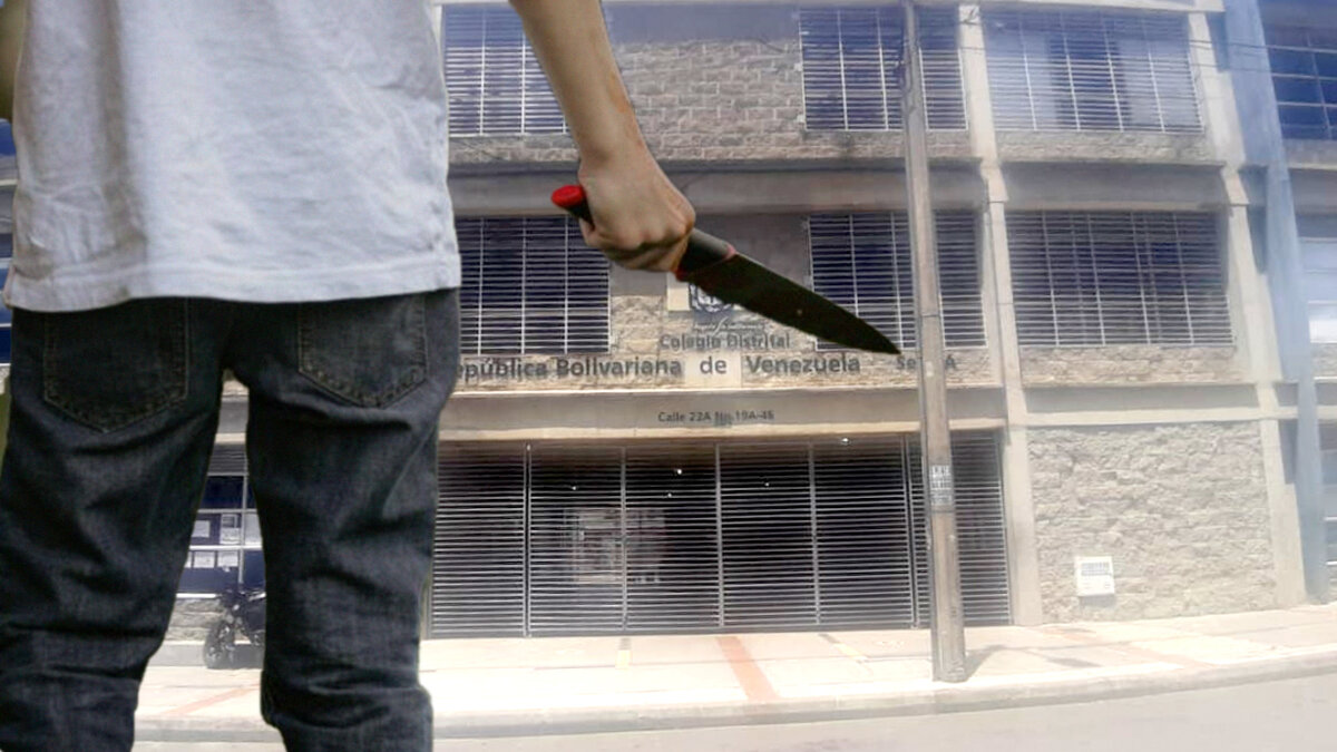 Riña de estudiantes con arma blanca dejó un herido en Los Mártires Los hechos, que se presentaron en el barrio Samper Mendoza de la localidad de Los Mártires, tienen consternados a los ciudadanos, pues un testigo le relató a Q'HUBO que el joven fue "agredido por más de dos estudiantes" y que fue de un momento a otro que lo apuñalaron.