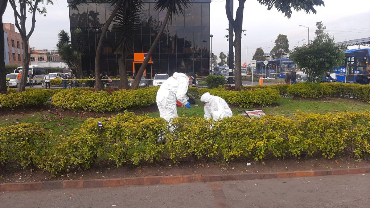 Asesinan a un hombre cerca al aeropuerto El Dorado 1 Asesinan a un hombre cerca al aeropuerto El Dorado En la calle 26, cerca del aeropuerto El Dorado, se registró la muerte de un hombre, al parecer de manera violenta. Las primeras versiones indican que le habría disparado un escolta, sin embargo, las autoridades investigan lo que sucedió.