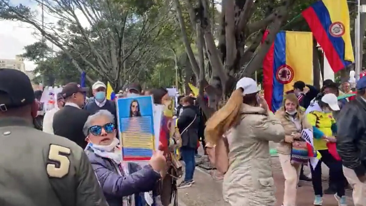 Así está la movilidad por las marchas en Bogotá Desde las 10 de la mañana de este lunes en la capital del país se adelantan unas marchas que tendrán como destino la Plaza de Bolívar y que buscan manifestar su inconformismo contra las reformas y medidas tomadas por el presidente Petro, como por ejemplo el aumento en el precio del combustible, la reforma tributaria, entre otros polémicos anuncios.