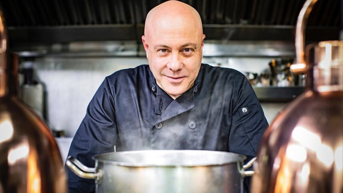 Jorge Rausch cierra Criterión, su restaurante más famoso El famoso chef colombiano Jorge Rausch lleva una exitosa carrera no solo por sus restaurantes, sino también por su participación en los programas 'Master Chef' y 'Los Hermanos Rausch'. A pesar de sus grandes éxitos, esta vez junto Mark han decidido darle un agridulce cierre al restaurante Criterión en Bogotá.