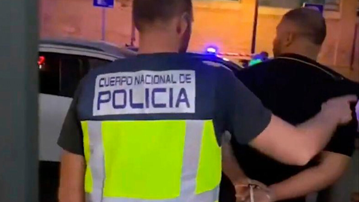 Tétrico hallazgo: dentro de una nevera estaba el cuerpo de una mujer y su perro En las últimas horas, un hombre, como si nada pasara, le pidió a dos amigos que le ayudaran a llevar una vieja nevera a un vertedero. De un momento a otro, los hombres se percataron de que el electrodoméstico pesaba más de lo usual y tenía un olor raro, por lo que procedieron a abrirlo. Pero nunca se imaginaron lo que encontrarían.