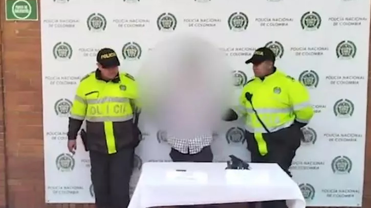 Bandido, para no ser capturado, amenazó a policías con un arma 5 Bandido, para no ser capturado, amenazó a policías con un arma En la noche de este martes, un bandido accionó su arma contra varios uniformados que lo perseguían, pero al final no se salió con la suya, pues los policías lograron detenerlo.