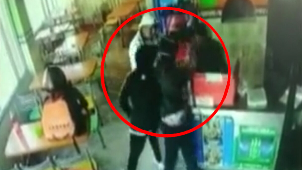 Bandidos atracaron un asadero de pollos en Chapinero Los criminales andan al acecho y no paran. En esta oportunidad los afectados fueron los dueños de un asadero de pollos ubicado en la localidad de Chapinero, pues cuatro pillos le hurtaron una gran cantidad de dinero.