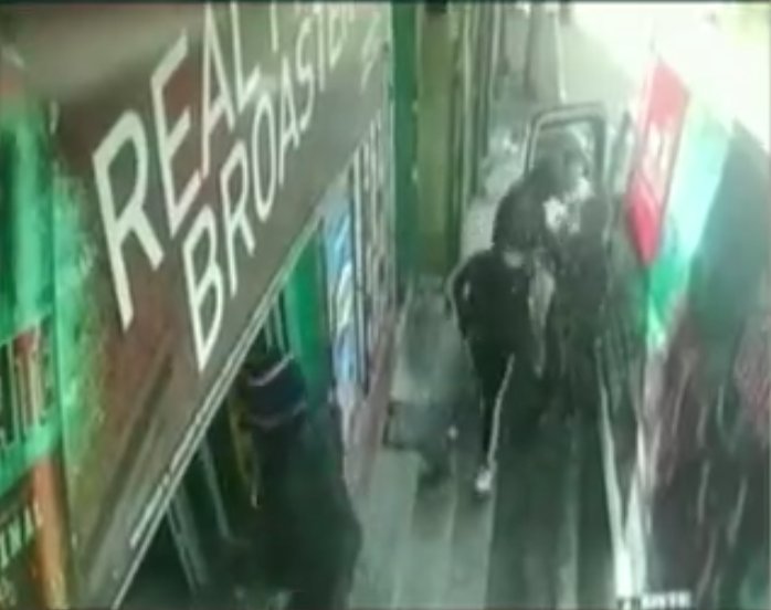 Bandidos atracaron un asadero de pollos en Chapinero 1 Bandidos atracaron un asadero de pollos en Chapinero Los criminales andan al acecho y no paran. En esta oportunidad los afectados fueron los dueños de un asadero de pollos ubicado en la localidad de Chapinero, pues cuatro pillos le hurtaron una gran cantidad de dinero.