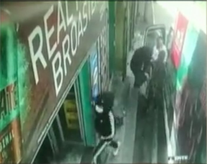 Bandidos atracaron un asadero de pollos en Chapinero 3 Bandidos atracaron un asadero de pollos en Chapinero Los criminales andan al acecho y no paran. En esta oportunidad los afectados fueron los dueños de un asadero de pollos ubicado en la localidad de Chapinero, pues cuatro pillos le hurtaron una gran cantidad de dinero.