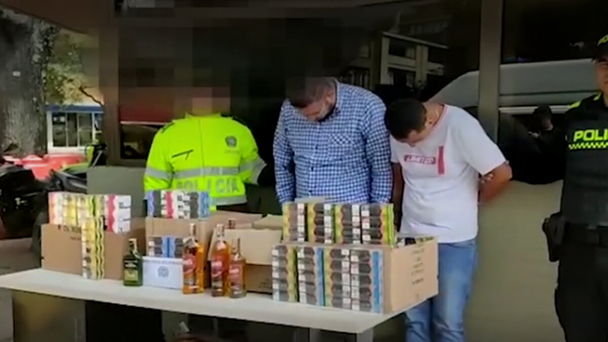 Bandidos se robaron cigarrillos y botellas de whisky en Teusaquillo 1 Bandidos se robaron cigarrillos y botellas de whisky en Teusaquillo En la localidad de Teusaquillo se presentó un nuevo caso de hurto, dos amigos de lo ajeno ingresaron a un establecimiento comercial para robar cigarrillos y botellas de whisky.