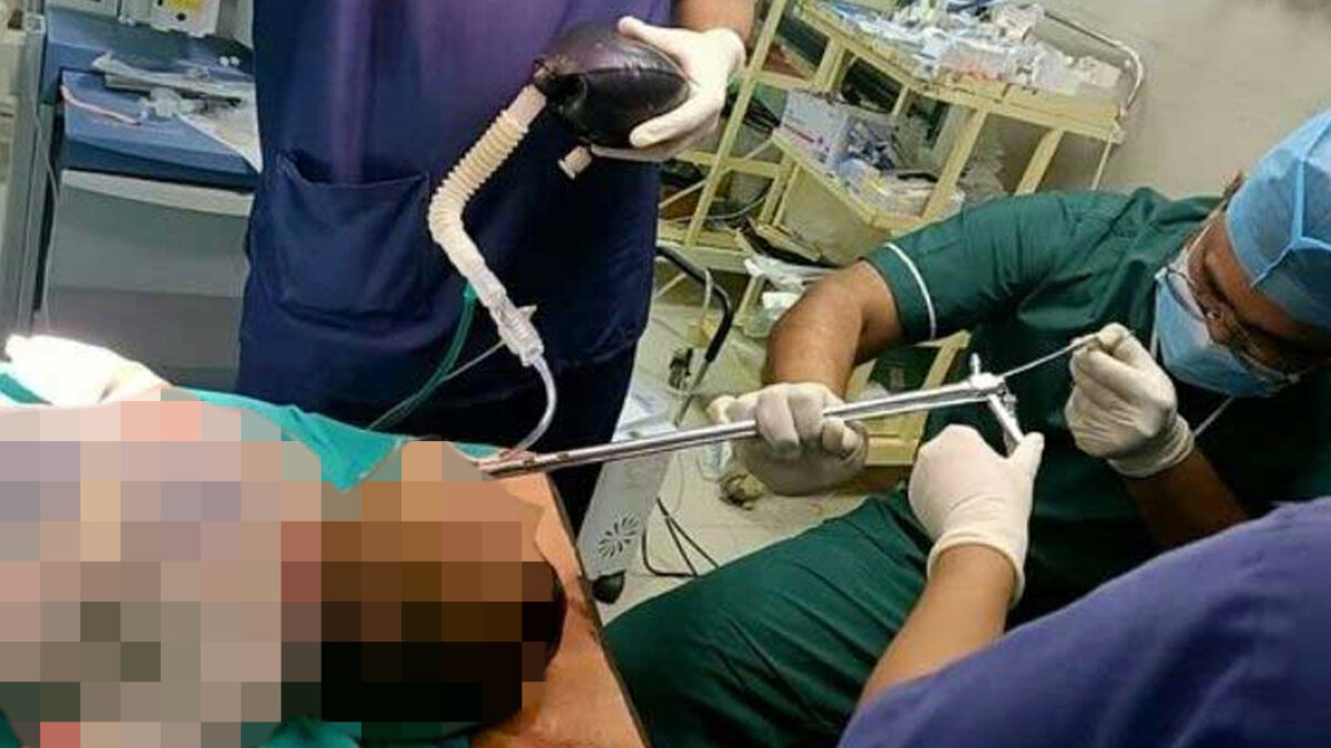 Bebé estuvo al borde de la muerte tras comerse un cortaúñas Una bebé de tan solo ocho meses estuvo al borde de la muerte luego de atragantarse con un cortaúñas con el que estaba jugando. La niña se salvó de puro milagro.