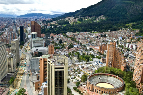 Calidad del aire en Bogotá se ha visto afectada por incendios del Brasil 1 Calidad del aire en Bogotá se ha visto afectada por incendios del Brasil La Red de Monitoreo de Calidad del Aire de Bogotá registró un incremento en la concentración de material particulado, situación que atribuyó a los incendios forestales que se presentan en Brasil.