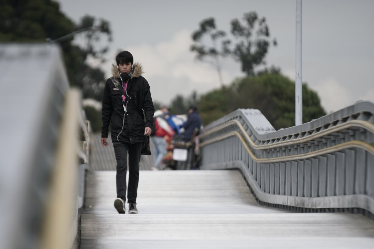 Por cada suicidio en mujeres suceden alrededor de cuatro en hombres: Minsalud El Ministerio de Salud confirmó que en el país han ido en aumento los casos de suicidio, que registraron en 2021 un total de 2.962 sucesos en todo el país, en medio de la conmemoración este sábado del día para prevenir esta conducta.