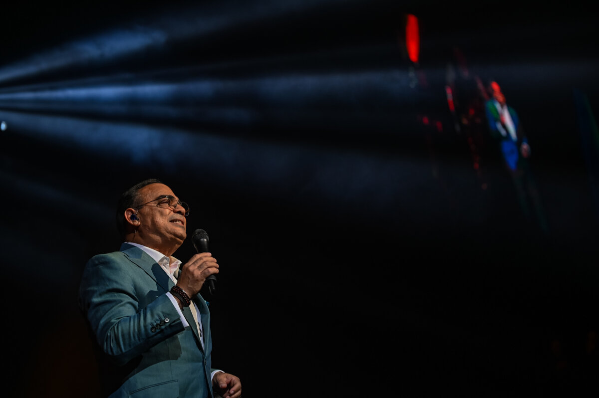 Gilberto Santa Rosa presenta su nueva producción discográfica 1 Gilberto Santa Rosa presenta su nueva producción discográfica Gilberto Santa Rosa presenta al público su nueva producción discográfica llamada ‘Debut y segunda tanda’, que ya se encuentra disponible en todas las plataformas digitales.