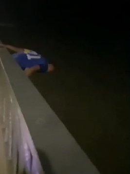 Por un balón, jóvenes arriesgaron su vida al lanzarse al río Magdalena 1 Por un balón, jóvenes arriesgaron su vida al lanzarse al río Magdalena Dos jóvenes se lanzaron al río Magdalena arriesgando su vida, todo por tratar de recuperar un balón que se les había caído. El hecho ocurrió en el Malecón del río, Barranquilla.