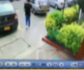Denuncian presunto abuso sexual a un menor en Engativá 1 Denuncian presunto abuso sexual a un menor en Engativá Familiares de un niño de 14 años de edad denuncian que el menor fue drogado y abusado por un hombre desconocido que logró ingresar a su apartamento cuando se encontraba solo.