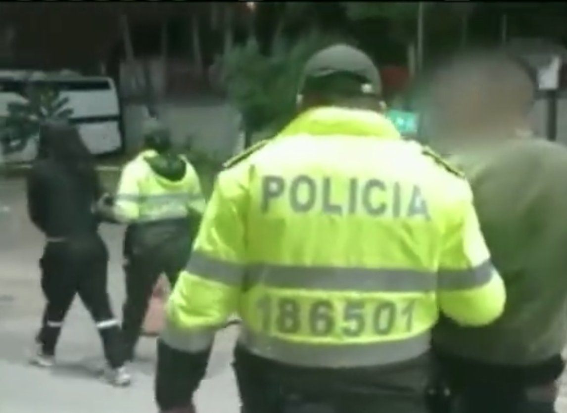 Capturados dos menores que hurtaban bajo la modalidad de 'rompe vidrios' 1 Capturados dos menores que hurtaban bajo la modalidad de 'rompe vidrios' Las autoridades lograron capturar a dos menores de edad que se dedicaban a asaltar vehículos, con la modalidad de 'rompe vidrios' en el sur de la ciudad.