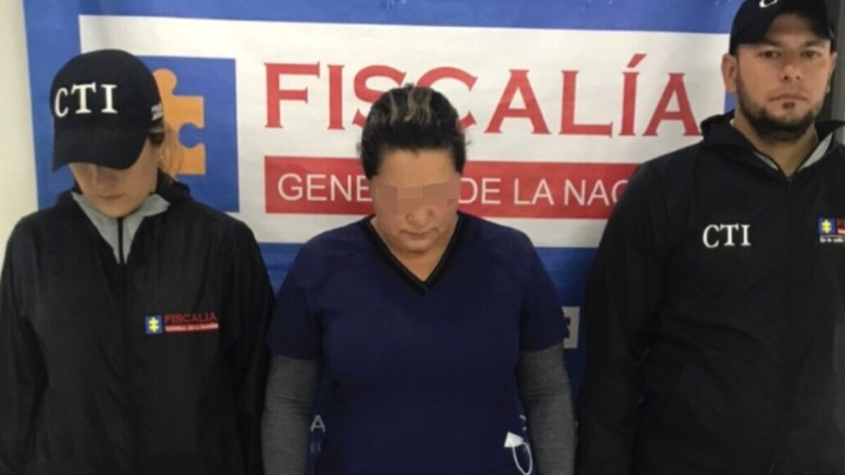 La aterradora historia de ‘la Cirujana’, responsable de 3 muertes por procedimientos estéticos Gloria Adriana Solorzano, más conocida como 'La Cirujana', fue capturada por ser la presunta responsable de la muerte de al menos tres mujeres durante procedimientos estéticos, realizados en sus clínicas estéticas de garaje.