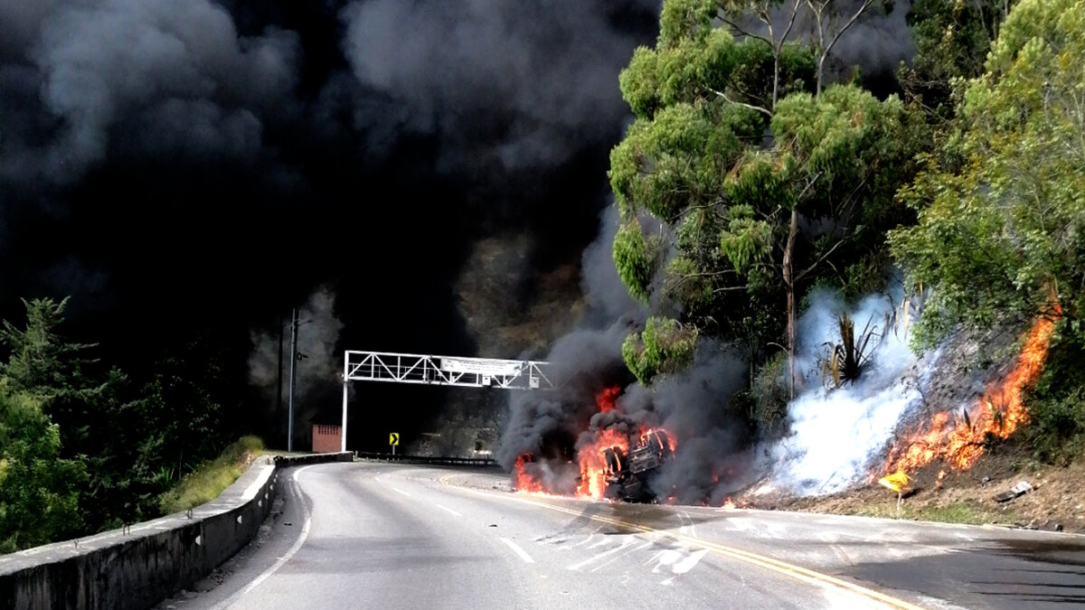 Cierran la vía Bogotá - Villavicencio por grave accidente Este miércoles en las horas de la mañana se presentó un grave accidente en el kilómetro 18 de la vía al Llano, que une a&nbsp;Bogotá con Villavicencio.