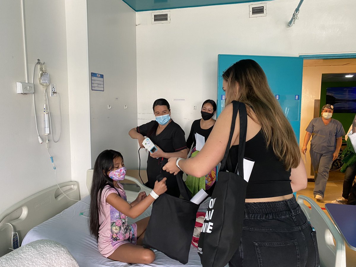 Coldplay entregó obsequios a niños en hospital de Bogotá Representantes de la banda británica Coldplay, realizaron este sábado un recorrido por las instalaciones del Hospital Simón Bolívar para entregar obsequios a niños y niñas que permanecen hospitalizados, así como al personal de salud que trabaja en este hospital del norte de Bogotá.