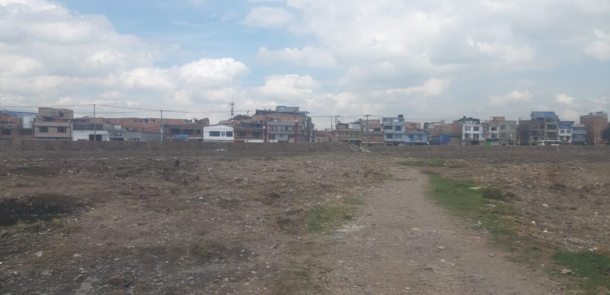 Crimen de madrugada en desolado potrero de Suba La madrugada de ayer, luego de que el reloj marcara la 1 de la mañana, vecinos del barrio Villa María (Suba) escucharon los lamentos y las desesperadas llamadas de auxilio de un hombre que estaba gravemente herido. Vecinos de la zona se asomaron por sus ventanas para ver qué ocurría y se encontraron con un hombre, que lentamente se desgonzaba a causa de una escandalosa pérdida de sangre por culpa de múltiples heridas con arma blanca.