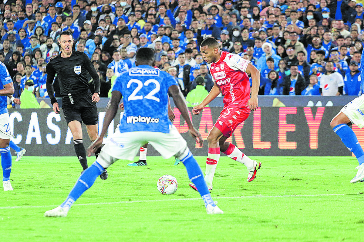 Millonarios ganó el clásico y no suelta el liderato de la Liga 2 Millonarios ganó el clásico y no suelta el liderato de la Liga Millonarios no cree en nadie en esta Liga. Este sábado, en el estadio El Campín, el equipo dirigido por Alberto Gamero venció 2-0 a Santa Fe y sigue manteniendo su paternidad en el Clásico capitalino. Como si fuera poco, se mantiene invicto y líder de la Liga.