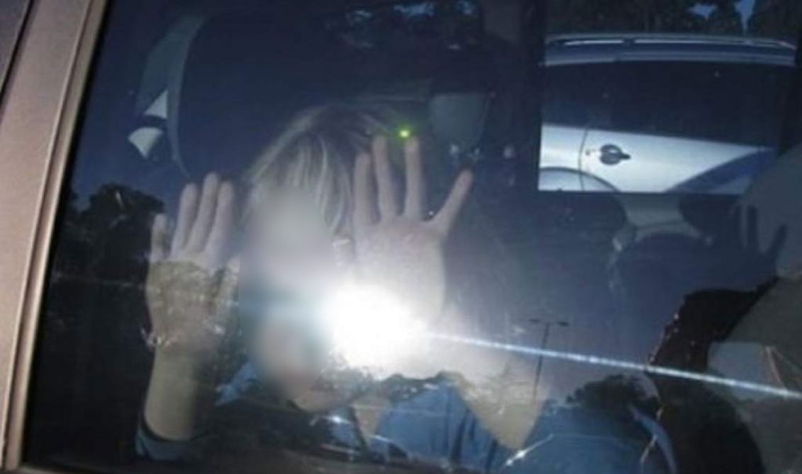 Dejó encerrado a su hijo en un vehículo mientras él iba a un prostíbulo Según dicen, el menor, de apenas 3 años, se quedó en el vehículo al menos 4 horas. Todo ocurrió el pasado 15 de septiembre en Madrid, España.