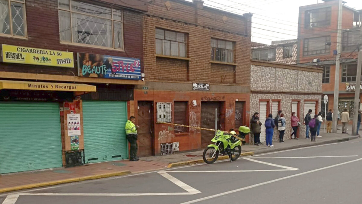 Don Jesús fue asesinado en medio de un robo en Fátima A primera hora de la mañana salió con su traje bien puesto el señor Jesús Orozco Ciro de 62 años de edad. El hombre se detuvo al frente de la línea amarilla que demarca el paradero del Sitp de Fátima en Tunjuelito, a la espera del primer bus de la alborada. Pero el recorrido de este señor se tornó trágico, gracias a un bandido que lo abordó para atracarlo.