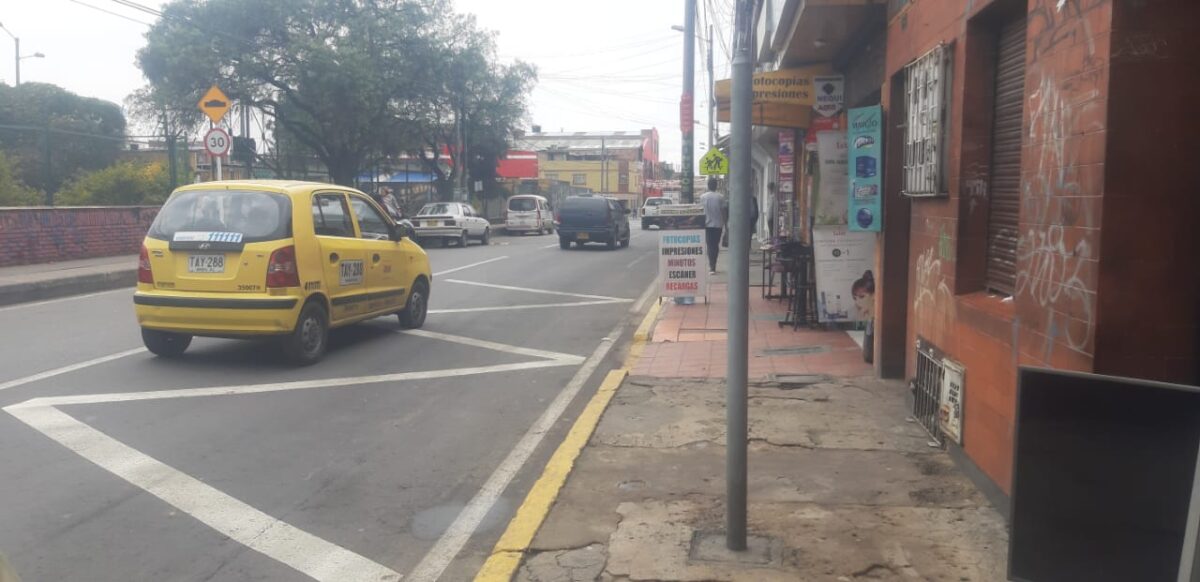 Don Jesús fue asesinado en medio de un robo en Fátima A primera hora de la mañana salió con su traje bien puesto el señor Jesús Orozco Ciro de 62 años de edad. El hombre se detuvo al frente de la línea amarilla que demarca el paradero del Sitp de Fátima en Tunjuelito, a la espera del primer bus de la alborada. Pero el recorrido de este señor se tornó trágico, gracias a un bandido que lo abordó para atracarlo.