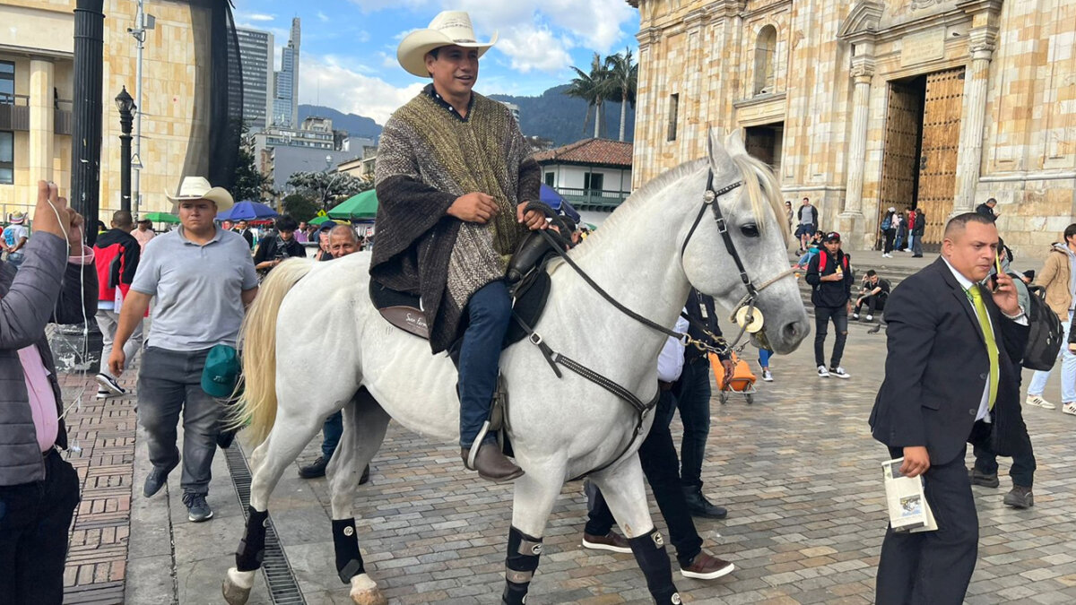 EN VIDEO: Senador llegó a caballo al Congreso El senador del Centro Democrático, Alirio Barrera, protagonizó un hecho bastante particular. Resulta que el político, quien fue gobernador de Casanare y precandidato presidencial de su partido, llegó hoy martes al Congreso de la República en su caballo, de nombre 'Pasaporte', tras conocerse recientemente que el recinto ahora es 'pet-friendly', anuncio que hizo la semana el presidente del Congreso, Roy Barreras.
