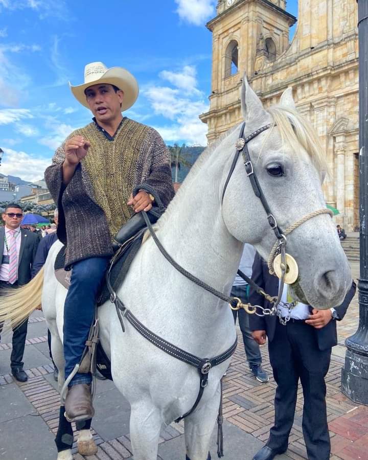 EN VIDEO: Senador llegó a caballo al Congreso El senador del Centro Democrático, Alirio Barrera, protagonizó un hecho bastante particular. Resulta que el político, quien fue gobernador de Casanare y precandidato presidencial de su partido, llegó hoy martes al Congreso de la República en su caballo, de nombre 'Pasaporte', tras conocerse recientemente que el recinto ahora es 'pet-friendly', anuncio que hizo la semana el presidente del Congreso, Roy Barreras.
