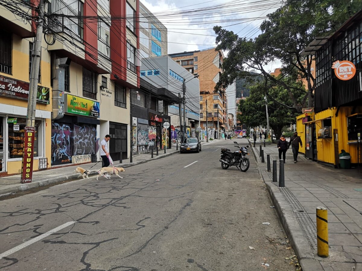 'El cojo' falleció tras ataque sicarial en Chapinero Otro hombre que se encontraba en la zona resultó herido, al parecer por una bala perdida. El que llevó la peor parte fue un sujeto conocido en el sector como 'El Cojo' : recibió dos disparos en la cabeza y quedó en estado crítico en el lugar del ataque.