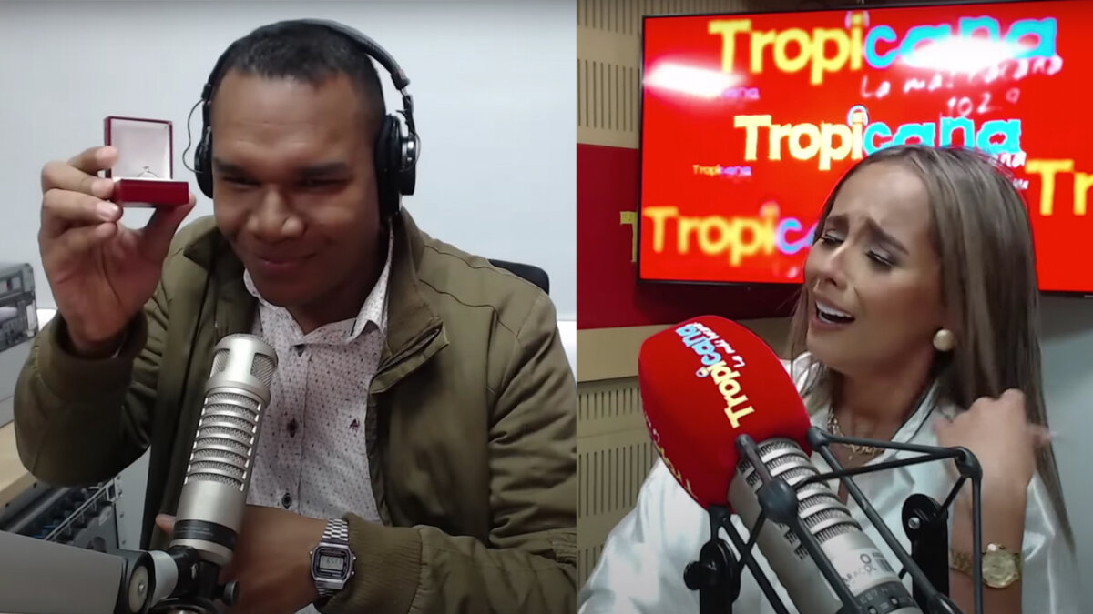 Emotiva pedida de mano a locutora de Tropicana en pleno programa La hermosa y talentosa locutora Adriana Bustos, que cada día acompaña las mañanas en Tropicana, fue sorprendida en pleno programa por su pareja, el también reconocido locutor Ricardo Ramírez 'RyR', con una propuesta de matrimonio.