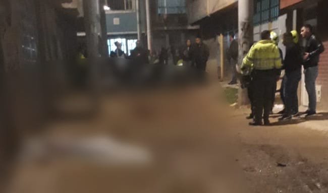 En Suba dos jóvenes fueron baleados en plena vía pública 1 En Suba dos jóvenes fueron baleados en plena vía pública Los asesinatos continúan en la ciudad de Bogotá. Dos jóvenes de nacionalidad venezolana, fueron baleados en las horas de la noche de este lunes, en plena vía pública en el barrio Lisboa, de la localidad de Suba.