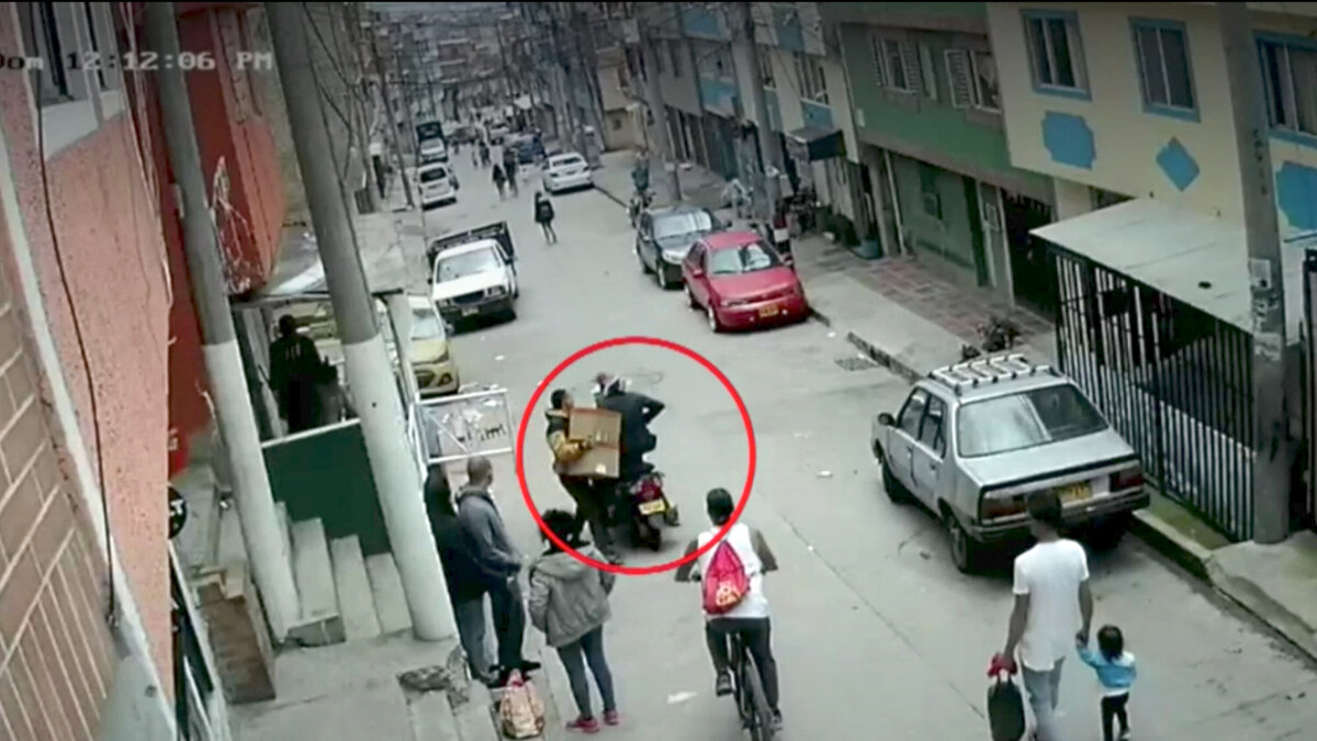 En video: lanzarle cajas a unos 'gota a gota' lo salvó de ser baleado En un video que se conoció recientemente se puede ver el momento en el que un hombre estuvo a punto de morir cuando fue abordado en una calle de Usaquén por un 'gota a gota' que le disparó a sangre fría.