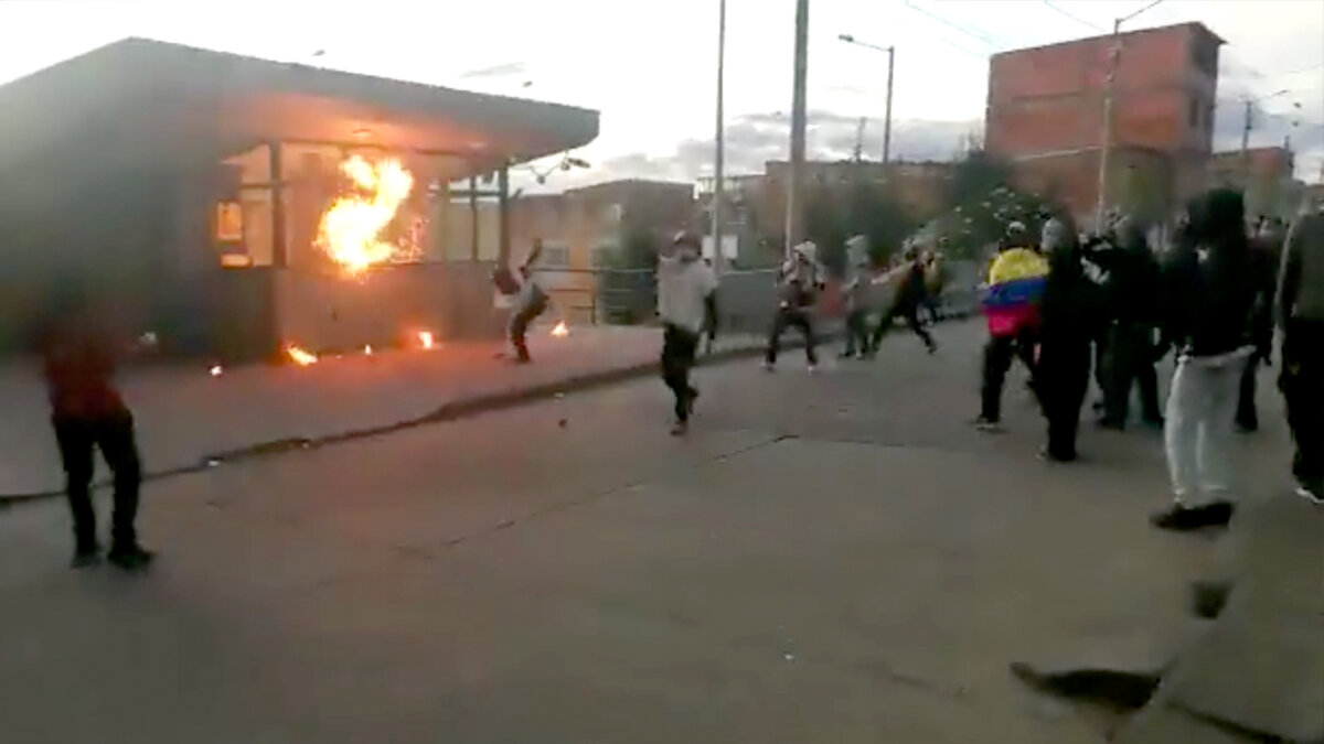 Encapuchados quemaron CAI en Santa Librada En la tarde de este viernes un grupo de encapuchados incendiaron el CAI en el barrio Santa Librada, en la localidad de Usme.