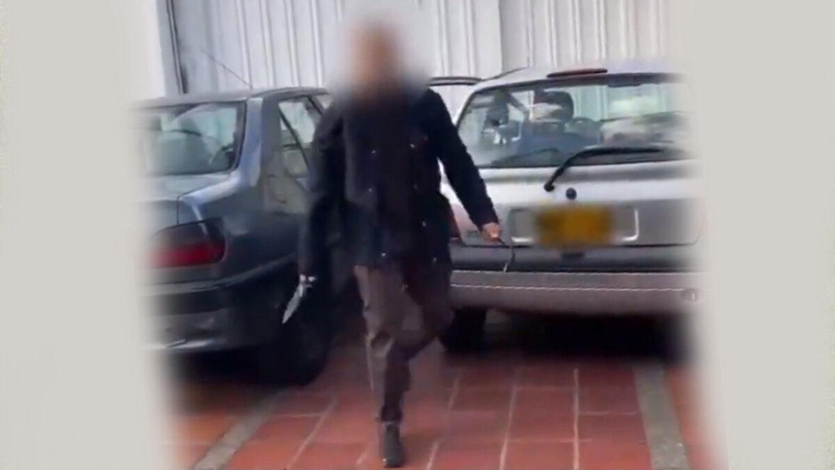 Enfurecido sujeto intentó atacar con cuchillo y cruceta a conductor en Usaquén La intolerancia en la ciudad de Bogotá ha aumentado y a menudo se hacen denuncias de agresiones y riñas que terminan con personas lesionadas e incluso fallecidos. Esta vez un conductor por poco es atacado por un hombre que lo intimidó con un cuchillo y una cruceta.