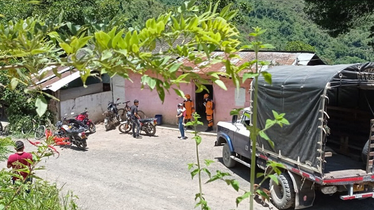 Brutal: enorme roca mató a tres mujeres en Norte de Santander Tres mujeres de una misma familia murieron sepultadas en su casa a causa de una enorme roca que se desprendió de un barranco por las fuertes lluvias en el municipio de Cucutilla, en Norte de Santander.