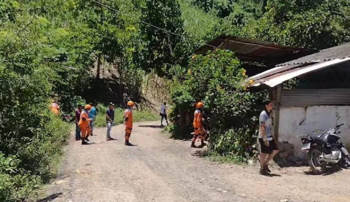 Brutal: enorme roca mató a tres mujeres en Norte de Santander Tres mujeres de una misma familia murieron sepultadas en su casa a causa de una enorme roca que se desprendió de un barranco por las fuertes lluvias en el municipio de Cucutilla, en Norte de Santander.