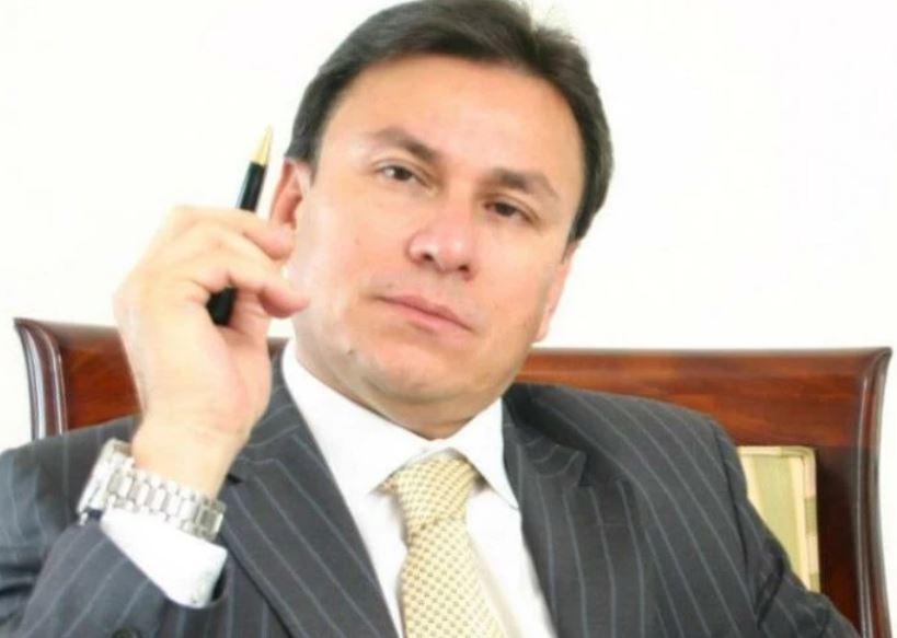 Exconcejal investigado por homicidio se quitó la vida en plena audiencia En plena audiencia virtual, frente a la cámara en la que era observado por su abogado defensor —el exfiscal general Mario Iguarán—, el fiscal delegado y el juez del caso, el exconcejal de Pitalito (Huila), Fernando Bermúdez Ardila, se quitó la vida. Lo hizo en medio del juicio preparatorio de la investigación que se adelantaba en su contra por el homicidio del periodista Nelson Carvajal, ocurrido en 1998, hecho por el que la Corte Interamericana de Derechos Humanos (Corte IDH) condenó al Estado colombiano en 2018.