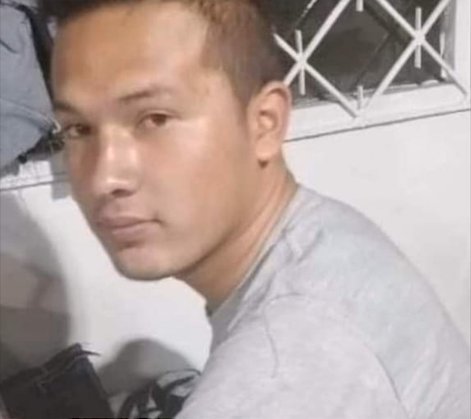 Un joven murió en una riña luego de asistir a una fiesta de 15 en Bogotá Varias personas que asistieron a una fiesta de 15 años la noche del sábado en el barrio Policarpa, tras departir en la celebración, se enfrascaron en una fuerte riña que resultó en la trágica muerte de un joven de 26 años, pues sufrió un grave ataque con arma blanca.&nbsp;