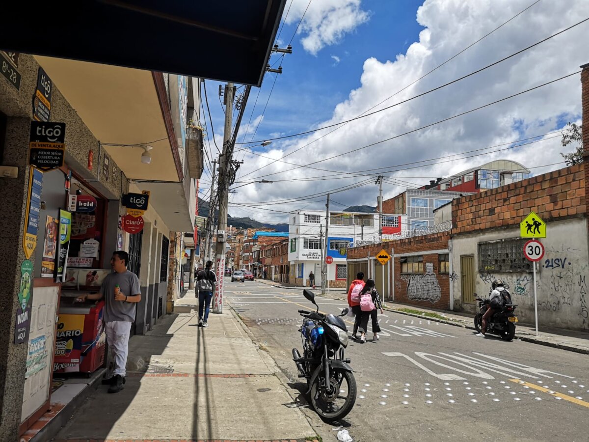 Un joven murió en una riña luego de asistir a una fiesta de 15 en Bogotá Varias personas que asistieron a una fiesta de 15 años la noche del sábado en el barrio Policarpa, tras departir en la celebración, se enfrascaron en una fuerte riña que resultó en la trágica muerte de un joven de 26 años, pues sufrió un grave ataque con arma blanca.&nbsp;