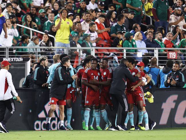 Con golazos de Sinisterra y Barrios, Colombia derrotó a México 1 Con golazos de Sinisterra y Barrios, Colombia derrotó a México Con pie derecho en cuanto a resultados arrancó el proceso del técnico argentino Néstor Lorenzo con la Selección Colombia de Fútbol de Mayores, tras los dos triunfos frente a Guatemala y México en la fecha de amistosos de la Fifa en territorio estadounidense.