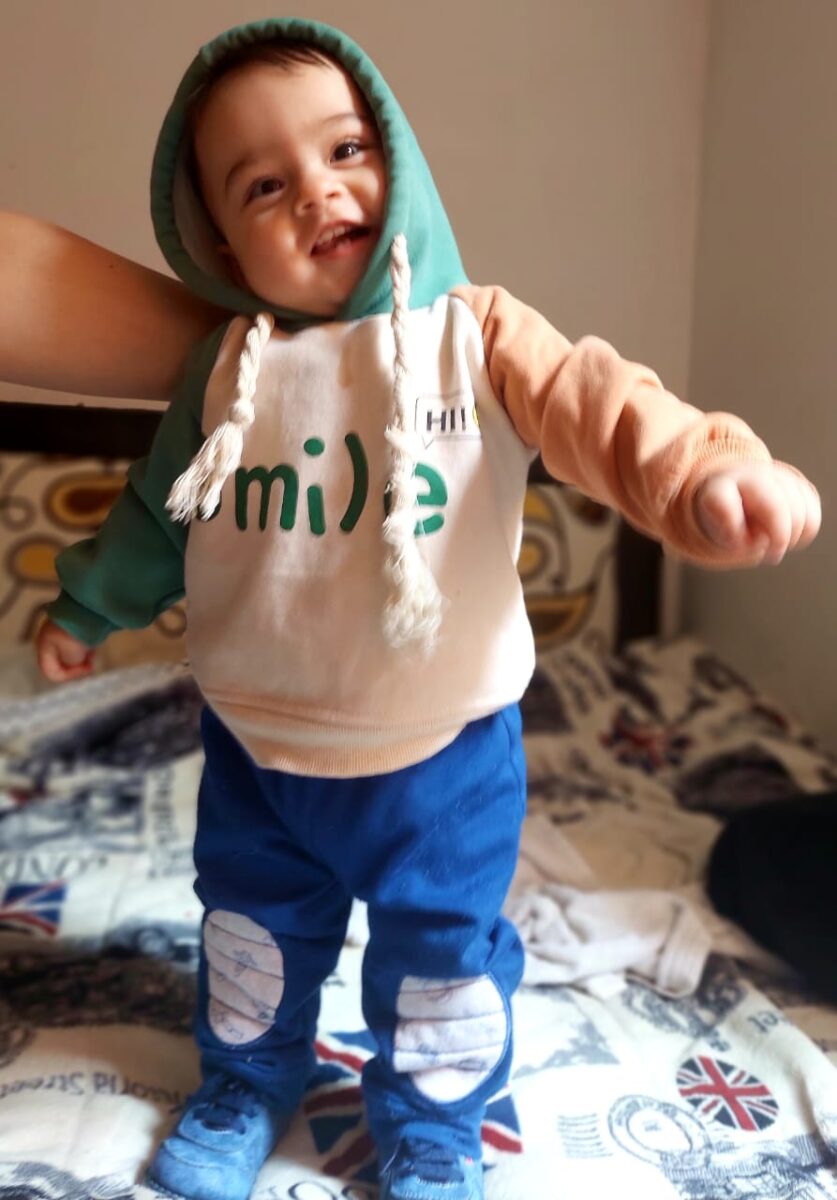 Gael, el bebé que murió por presunta negligencia en hospital de Soacha De acuerdo con el testimonio de los padres del bebé, Franklyn Salazar y Angie Marcela Ortiz, todo empezó cuando el día miércoles le salió un sarpullido en su cachete derecho a Gael. Debido a que este no desapareció, y por el contrario, se extendió a otras partes del cuerpo, los padres angustiados decidieron ir al centro de salud de Sibaté. Allí, cuentan, les indicaron que se trataba de una infección en la piel que podía ser tratada en casa.