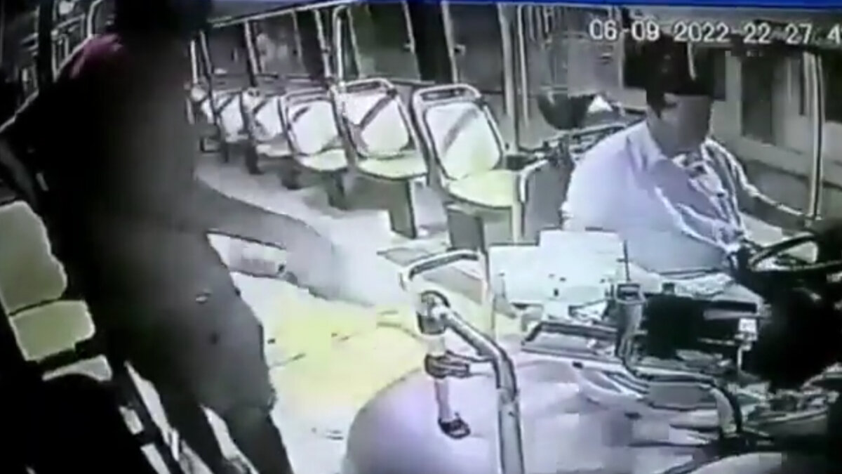 Hombre le prendió fuego a un bus con los pasajeros adentro  En video quedó registrado cuando un sujeto, sin decir nada, se subió a un bus y comenzó a rociar combustible para luego prenderle fuego sin importarle que dentro del vehículo estuvieran varios pasajeros y el conductor.