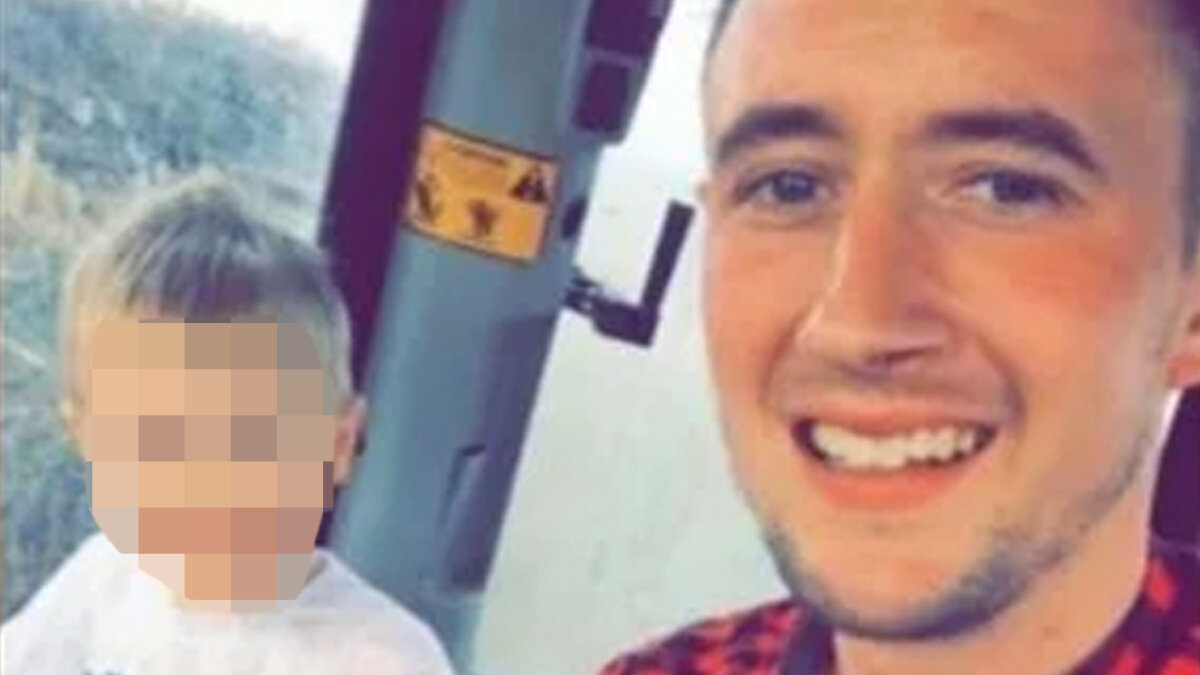 Hombre le quitó la vida a su hijo de manera accidental Un hombre accidentalmente atropelló con su camioneta a su hijo de 3 años en una granja en Carmarthenshire, Gales.