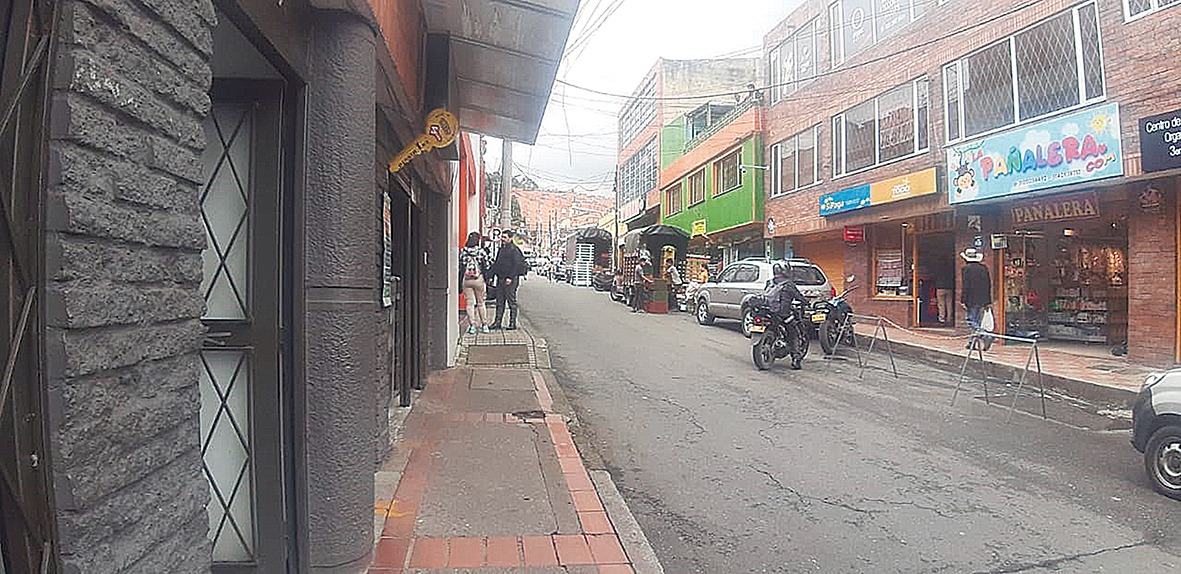 Hombre se opuso a un atraco y lo asesinaron en Los Mártires A menos de dos cuadras del lugar donde en la mañana del pasado 23 de agosto un hombre de 31 años fue asesinado mientras montaba en bicicleta, sobre la madrugada de ayer, en medio de lo que las autoridades creen que fue un intento de hurto, un hombre fue atacado con arma blanca mientras caminaba por el barrio La Favorita. Tras recibir una fatal herida, falleció cuando iba camino a un centro hospitalario. El agresor fue capturado.