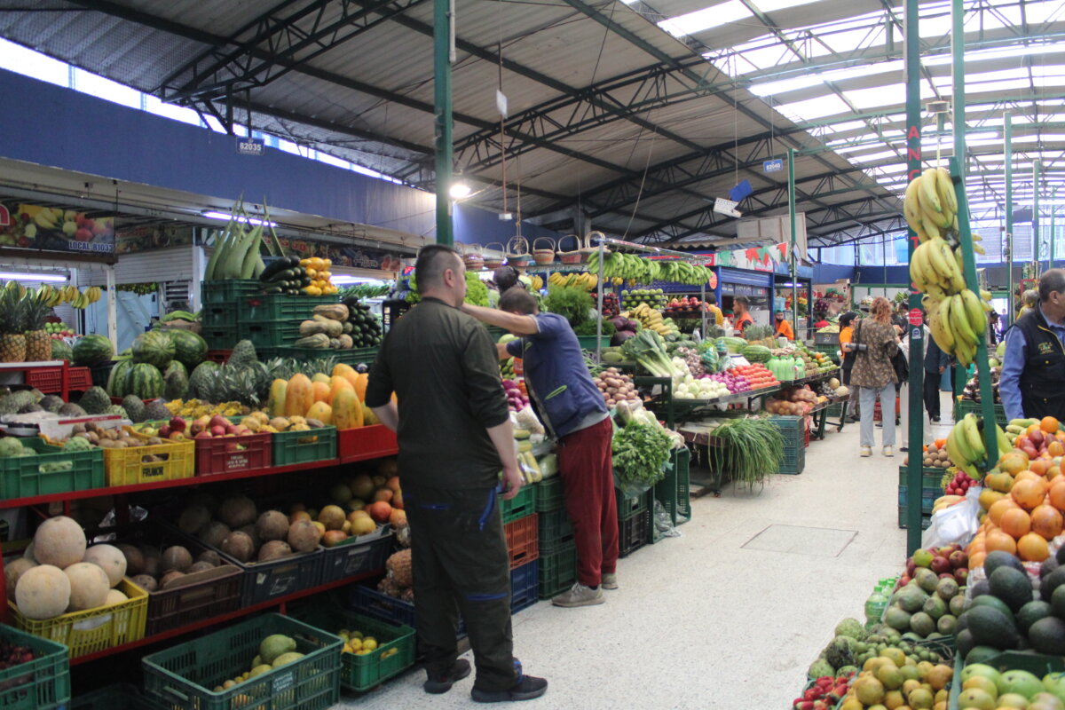 La enorme variedad de la plaza de Paloquemao Continuamos nuestro recorrido visitando las plazas de mercado más emblemáticas de Bogotá. En esta ocasión llegamos a Paloquemao, conocida por su variedad de productos y sus grandes instalaciones. Este increíble lugar fue declarado como patrimonio cultural y arquitectónico.&nbsp;
