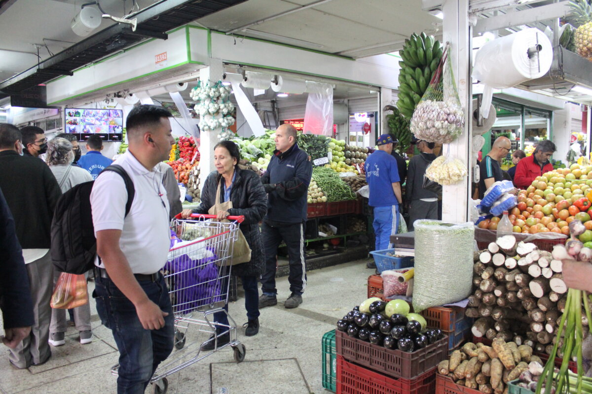 La enorme variedad de la plaza de Paloquemao Continuamos nuestro recorrido visitando las plazas de mercado más emblemáticas de Bogotá. En esta ocasión llegamos a Paloquemao, conocida por su variedad de productos y sus grandes instalaciones. Este increíble lugar fue declarado como patrimonio cultural y arquitectónico.&nbsp;