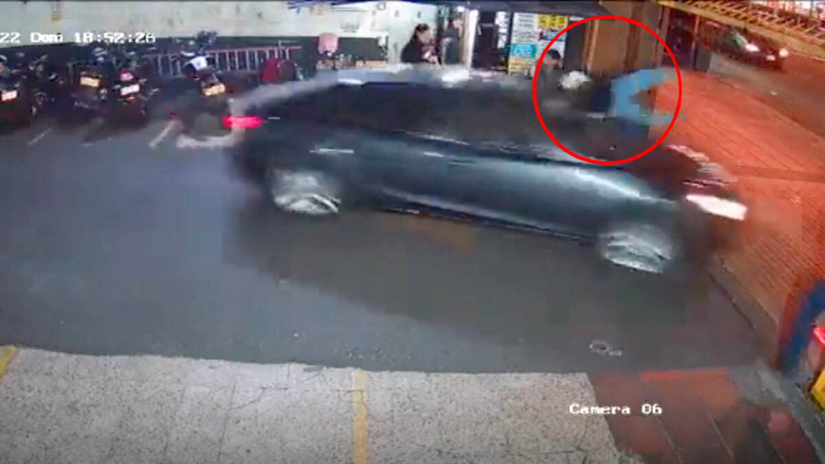 Identifican a conductor que arrolló a una mujer a la salida de un parqueadero Tras haberse hecho viral el video de un conductor que sin compasión va saliendo de un parqueadero a toda velocidad y arrolla a una mujer en el norte de Bogotá, se conoció que este ya fue identificado.