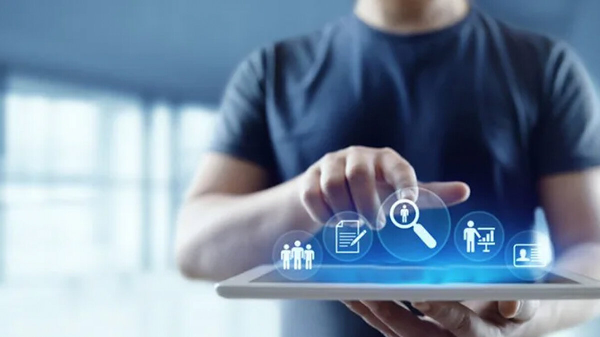 Inteligencia artificial, la aliada pa’ conseguir camello Si usted anda sin ‘camello’ en la actualidad, prepare y/o actualice su hoja de vida, porque ahora podrá acceder de forma gratuita a la plataforma de búsqueda de empleos ‘Ok Empleos’, que además de contar con un sistema de inteligencia artificial que le muestra las ofertas más afines a sus aptitudes y preferencias, le permite capacitarse al mismo tiempo con una serie de charlas y talleres que le servirán para pulir esos detalles que faltan a la hora de presentarse a una entrevista.